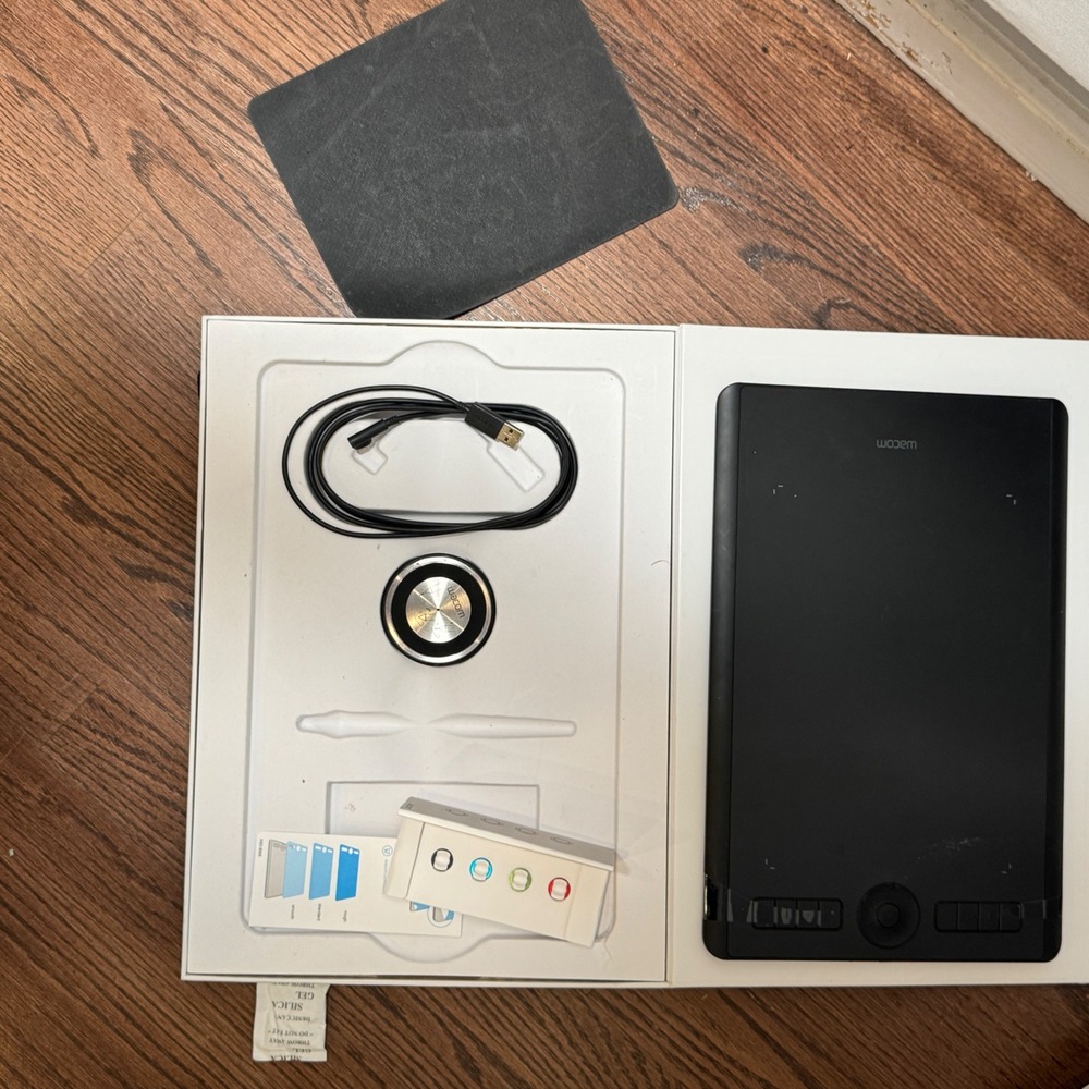 Wacom Intuos Pro Medium PTH 660 Graphics Tablet Boxed UNTESTED MISSING PENITEM